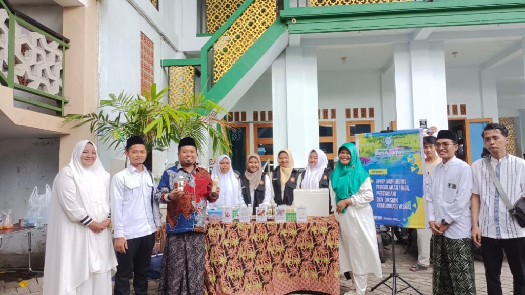 Bazar produk SMK Nurut Taqwa di Graha NU bersama wabup